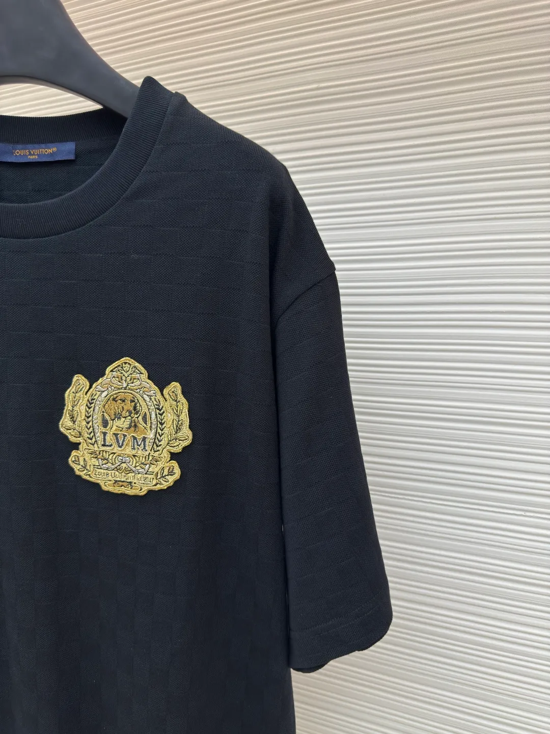 LOUIS VUITTON Golden Thread Puppy Chapter T-shirt ●Authentic product: Purchased and developed for 9750 ●Item number: 1680140-A35 ●Material: Pure cotton fabric ●Technology: Patch embroidery production ●Version: Fitted version ●Weight: about 340 grams ●Size: XS-S-M-L ●Description: Cotton short-sleeved T-shirt with golden dog Chapter embroidery patch. Inspired by dog ​​walkers in Westminster, this piqué cotton T-shirt features an embroidered logo in richly textured Der jacquard. The complex 1V Dog badge pattern pops up on the chest, adding a sophisticated touch to the year-end celebration look. . The overall wiring is straight and delicate, the fabric is comfortable and soft, and the color is consistent without color difference. It can be matched with the same style to create a fashionable look and control various occasions. Customized accessories, complete with three standards, same style for men and women!